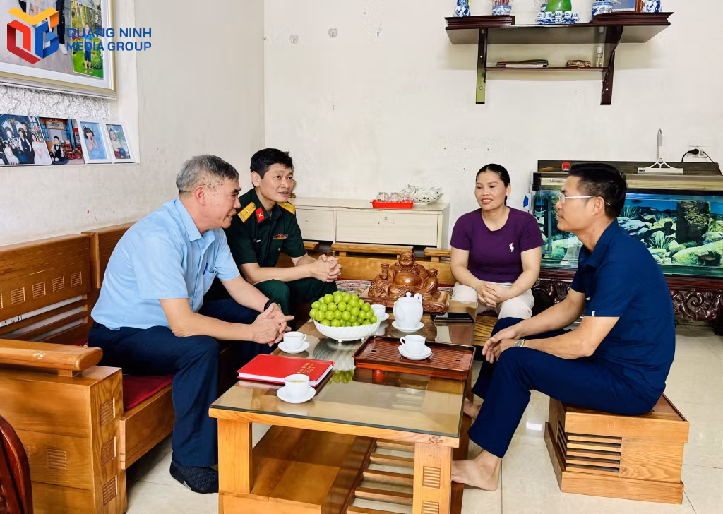 Ban CHQS phường Hà Lầm và lãnh đạo khu phố Hà Lầm 2 thông tin đến gia đình có con em thực hiện nghĩa vụ quân sự, về chính sách hỗ trợ của tỉnh.