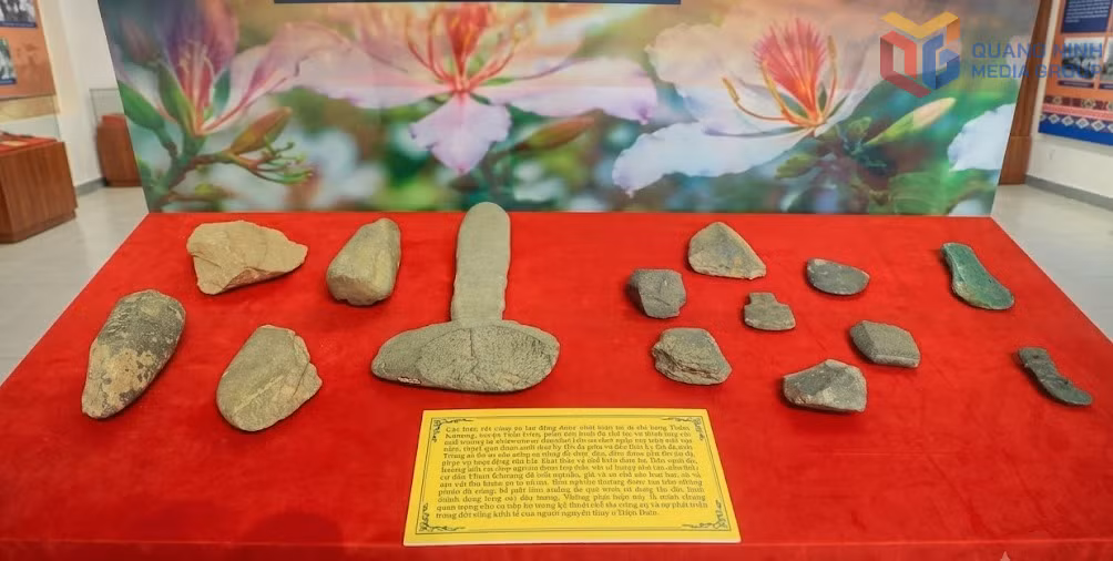 Hiện vật là công cụ lao động thời kỳ đồ đá được trưng bày triển lãm phục vụ khách tham quan.