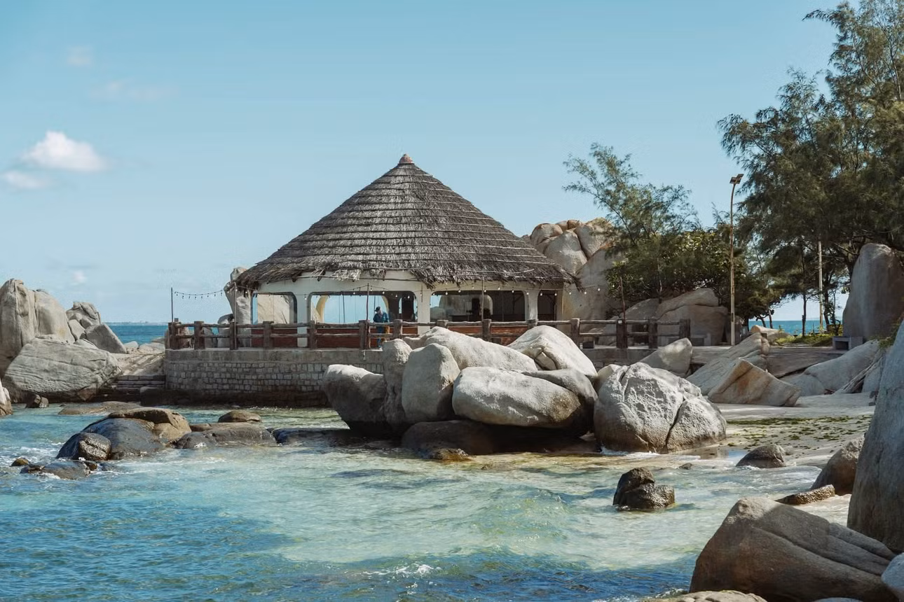 Nằm tách biệt và yên tĩnh ngay bên cung đường biển, resort Hòn Cò Cà Ná được xem như điểm dừng chân lý tưởng cho những ai muốn trốn khỏi sự ồn ào của phố thị. Ảnh: Lương Phong