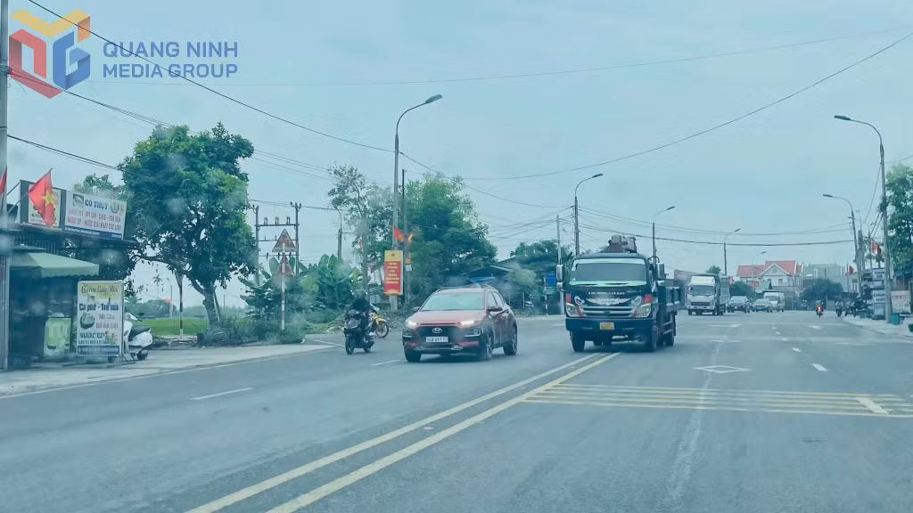 Phương tiện chạy lấn làn trên QL18A đoạn đi qua địa bàn phường Yên Tử. Ảnh chụp ngày 28/6/2026.