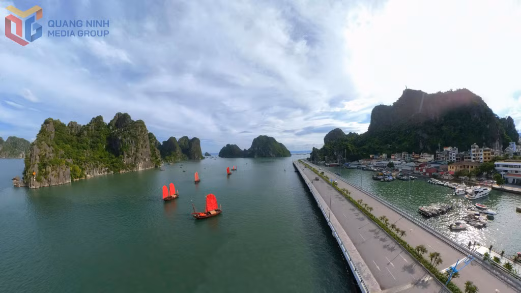 Hành trình khám phá cảnh đẹp ven bờ vịnh di sản với thuyền ba vách hứa hẹn mang đến cho du khách trải nghiệm độc đáo.