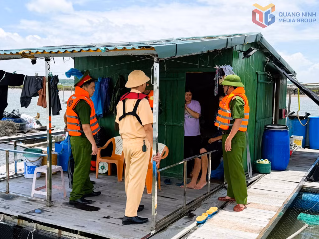 Đội CSĐT, Phòng CSGT phối hợp phối hợp với Công an xã Đầm Hà, trạm Biên phòng Đầm Hà (Đồn Biên phòng Quảng Đức) tuyên truyền hộ nuôi trồng thủy hải sản chủ động các biện pháp ứng phó bão.