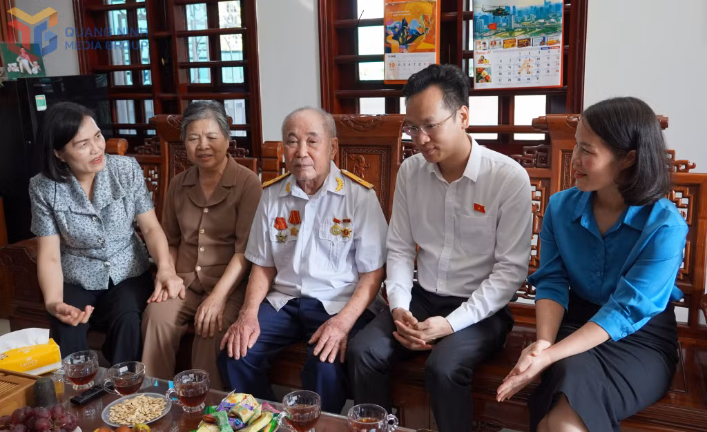 Đoàn đại biểu Quốc hội tỉnh thăm hỏi, động viên vợ chồng thương binh Đỗ Minh Khiêm, phường Quang Hanh.