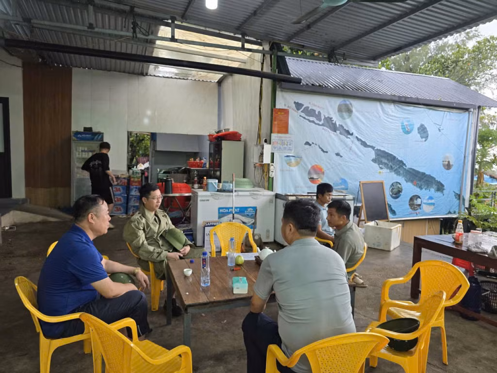 Lãnh đạo xã Cái Chiên làm việc với các cơ sở lưu trú đảm bảo đầy đủ nhu yếu phẩm để du khách yên tâm trong thời gian tránh bão. 