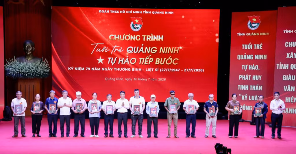 24 bức ảnh chân dung liệt sĩ được phục dựng và trao tặng tới thân nhân các gia đình liệt sĩ.