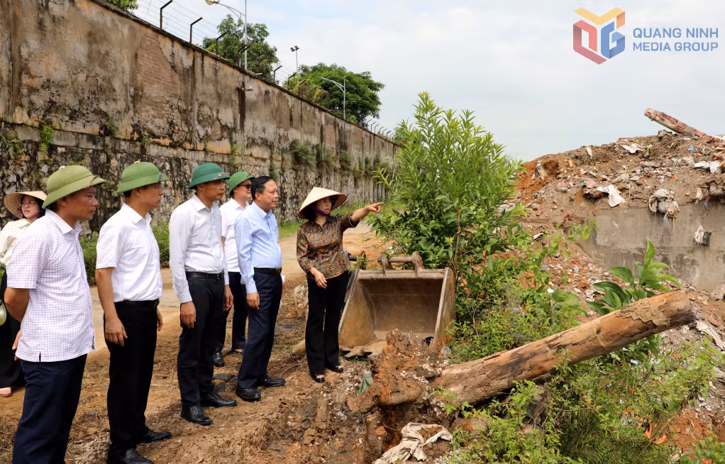 Đoàn công tác khảo sát quá trình thu hồi đất thi công dự án mở rộng, nâng cấp Bệnh viện Việt Nam - Thụy Điển.