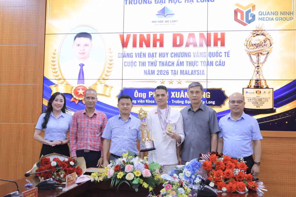 Lãnh đạo Trường Đại học Hạ Long chúc mừng Thạc sĩ Phạm Xuân Tùng (ngày 30/7).