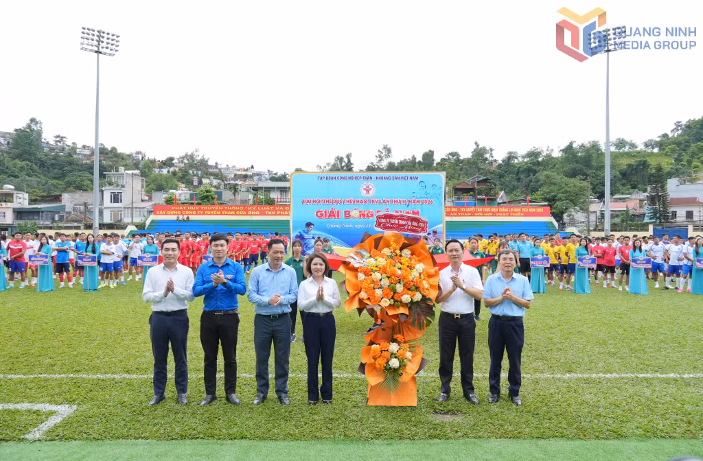 Lãnh đạo Tập đoàn Công nghiệp Than - Khoáng sản Việt Nam tặng hoa động viên Ban Tổ chức giải.