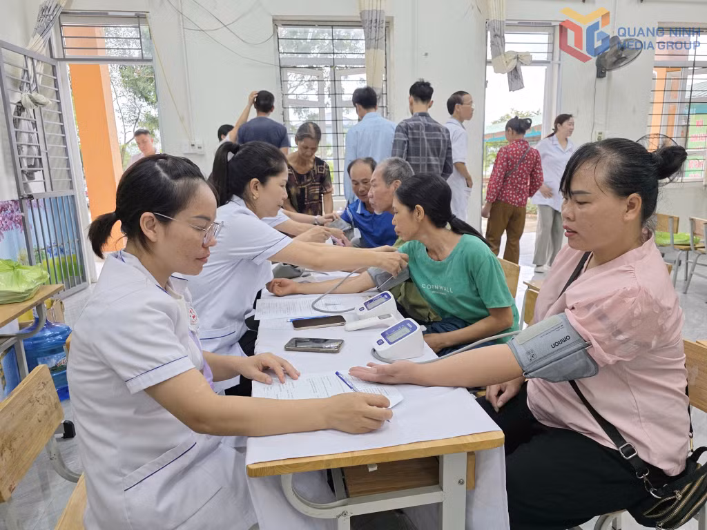 Nhân viên y tế Trạm Y tế xã Quảng Hà đang đo huyết áp, sàng lọc sức khỏe cho người dân thôn Quảng Văn, xã Quảng Hà.
