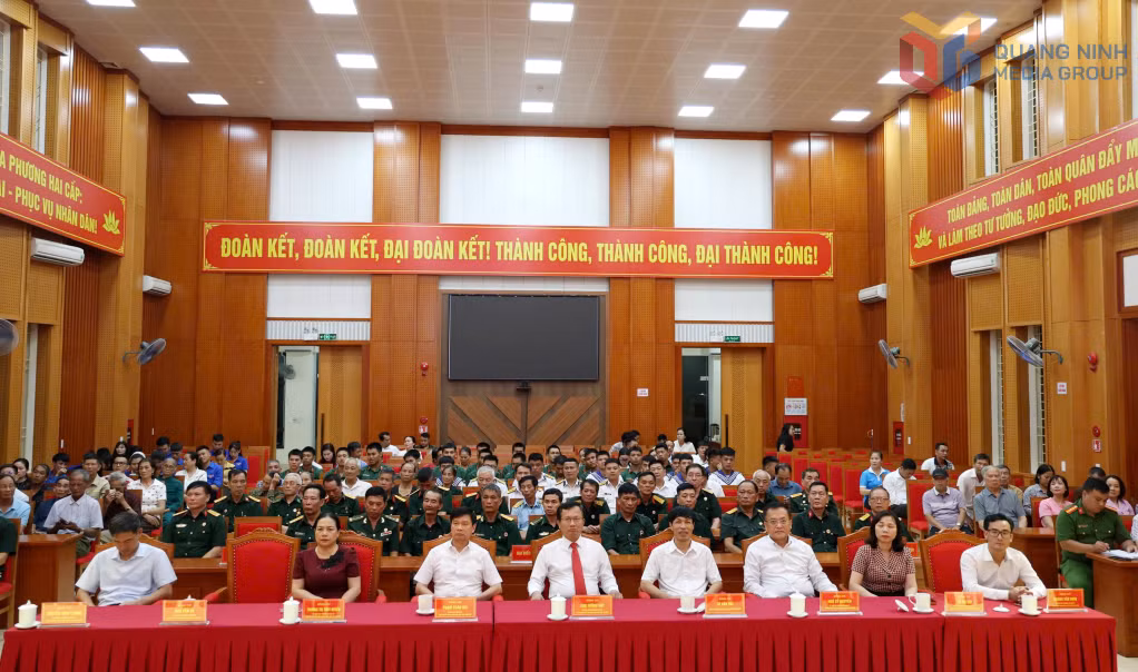 Cán bộ, đảng viên, lực lượng vũ trang và nhân dân đặc khu Vân Đồn theo dõi chương trình nghệ thuật tại hội trường nhà văn hóa Cái Rồng.
