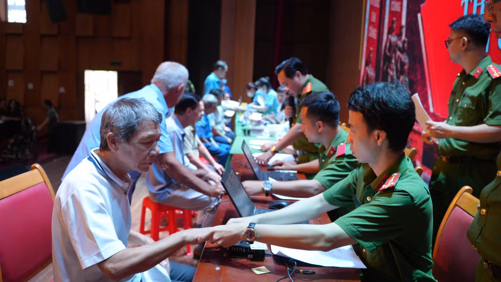 Thực hiện xác định danh tính thân nhân liệt sĩ.