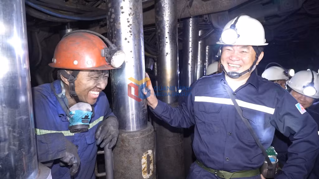 Đồng chí Ngô Hoàng Ngân, Bí thư Đảng ủy, Chủ tịch HĐTV Tập đoàn Công nghiệp Than - Khoáng sản Việt Nam đi lò, động viên công nhân Phân xưởng Cơ giới hóa, Công ty CP Than Núi Béo - Vinacomin.