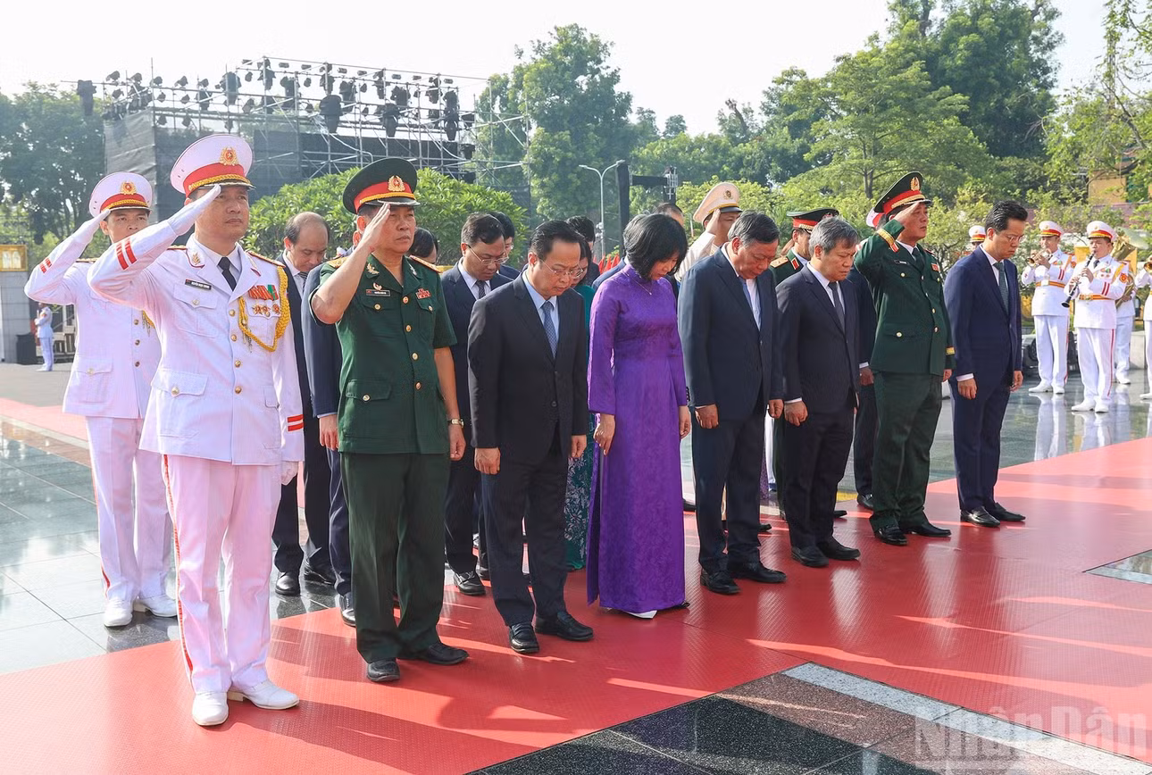 Đoàn đại biểu Thành ủy-Hội đồng nhân dân-Ủy ban nhân dân thành phố Hà Nội tưởng niệm các Anh hùng liệt sĩ.