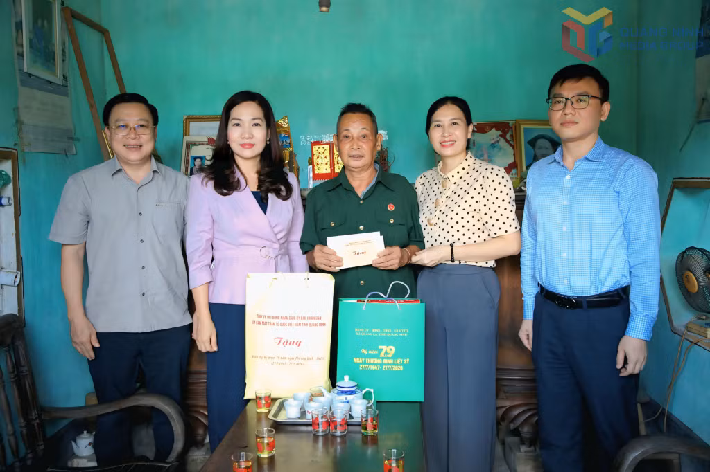 Đồng chí Nguyễn Thị Hạnh, Trưởng Ban Tuyên giáo và Dân vận Tỉnh ủy trao quà cho thương binh Linh Quý Lâm (xã Quảng La).