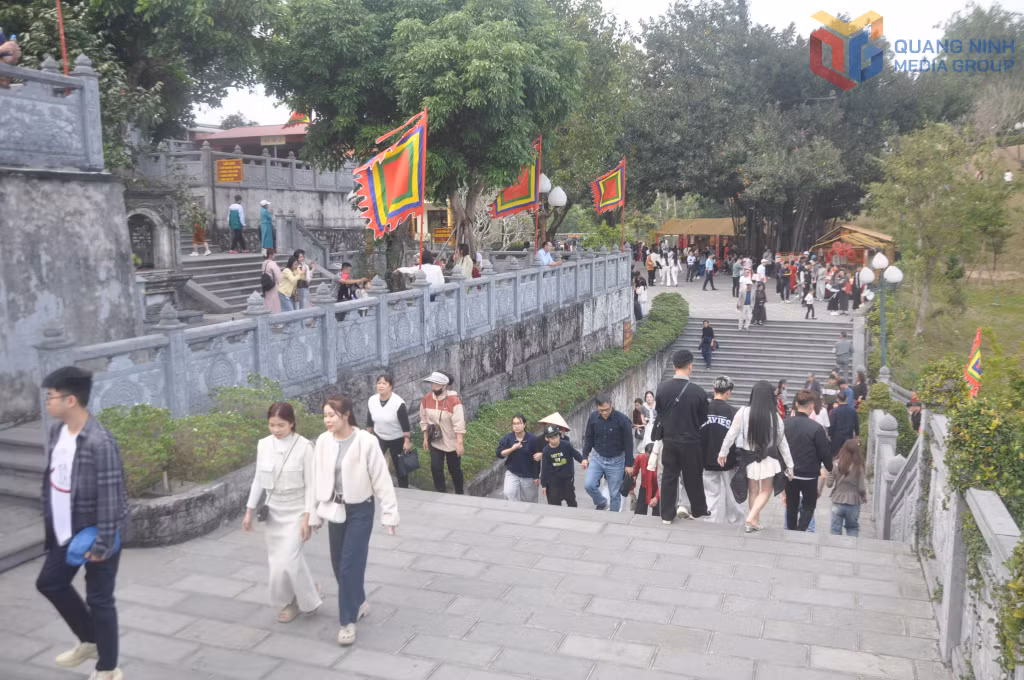 Quảng Ninh đón khoảng 12,425 triệu lượt khách du lịch trong 6 tháng đầu năm.