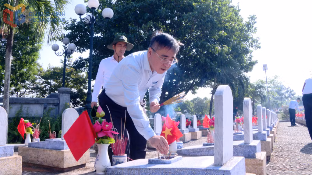 Đồng chí Nguyễn Chí Thành, Ủy viên Ban Thường vụ Tỉnh ủy, Phó Chủ tịch Thường trực Ủy ban MTTQ tỉnh, thắp hương tri ân các anh hùng liệt sĩ tại Nghĩa trang Liệt sĩ quốc gia Đường 9.&nbsp;Ảnh: Lê Nam