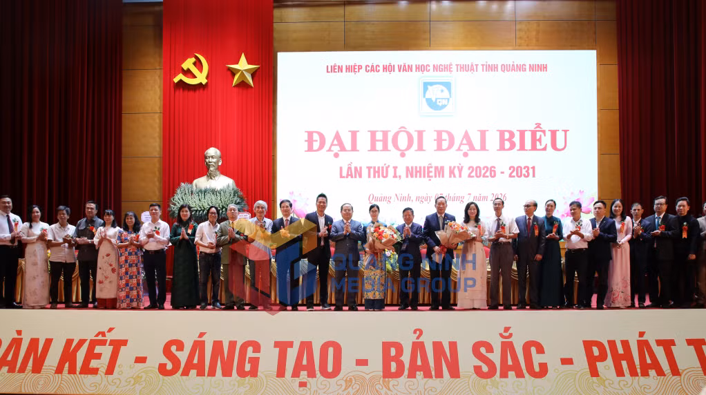 Lãnh đạo Liên hiệp các Hội Văn học Nghệ thuật Việt Nam và tỉnh Quảng Ninh tặng hoa chúc mừng Ban Chấp hành Liên hiệp các Hội Văn học Nghệ thuật tỉnh Quảng Ninh nhiệm kỳ 2026-2031 (7-2026). Ảnh: Thu Chung