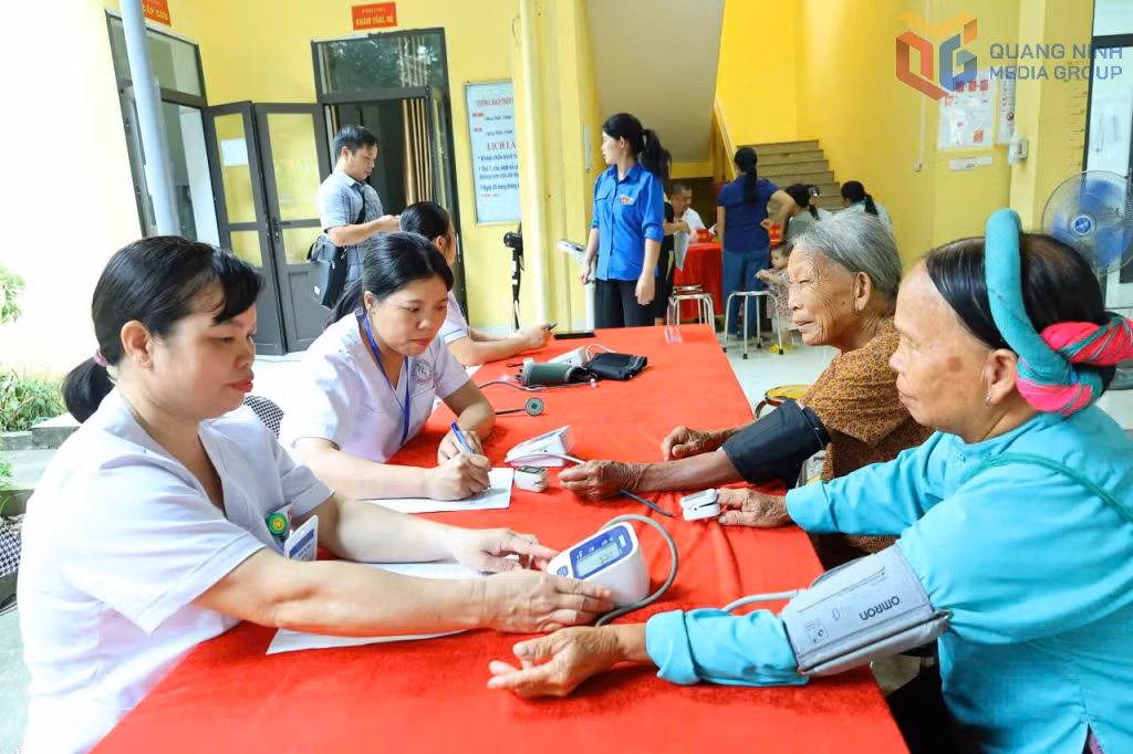 UBND xã Lục Hồn tổ chức khám sức khỏe định kỳ, khám sàng lọc miễn phí cho người dân thôn Lục Nà.