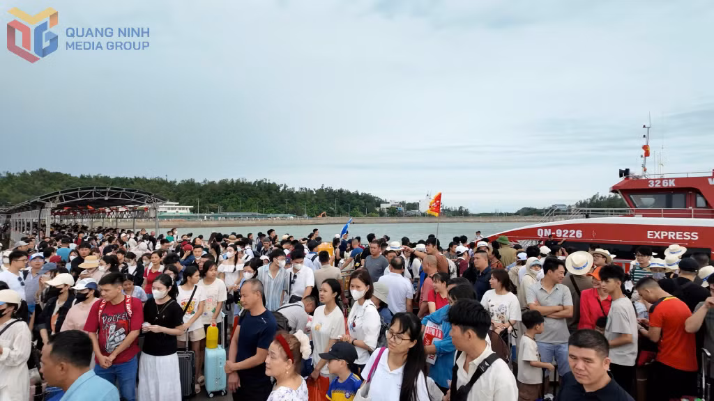 Vào ngày cao điểm, đặc khu Cô Tô đón rất đông du khách tới tham quan, trải nghiệm.