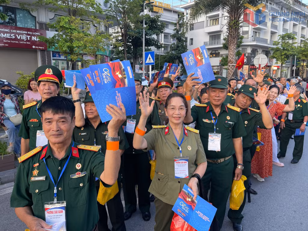 Các đại biểu đều đã sẵn sàng để chờ đón chương trình tri ân đặc biệt 