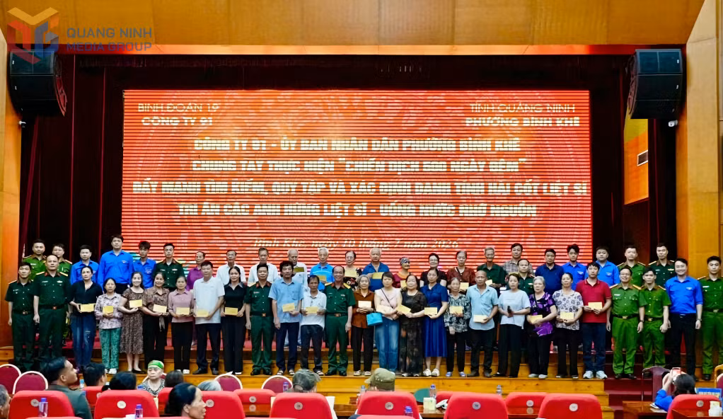 Lãnh đạo Công ty 91 trao quà tặng cho thân nhân liệt sĩ trên địa bàn phường Bình Khê.
