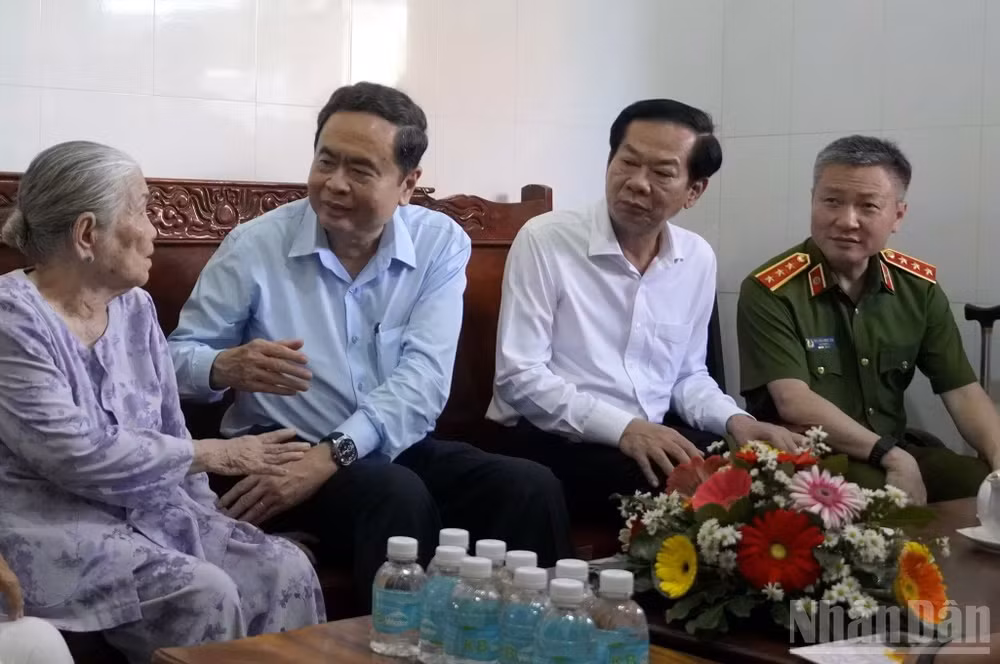 Đồng chí Trần Thanh Mẫn ân cần hỏi thăm sức khỏe Bà mẹ Việt Nam Anh hùng Trần Thị Lưỡng. (Ảnh: Lê Đình Thìn)