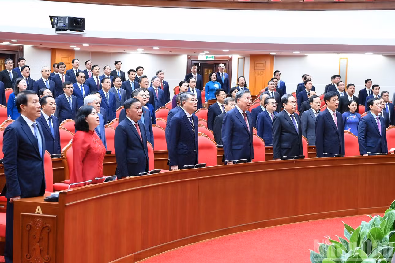 Các đồng chí lãnh đạo Đảng, Nhà nước và các đại biểu thực hiện nghi lễ chào cờ tại phiên bế mạc hội nghị.