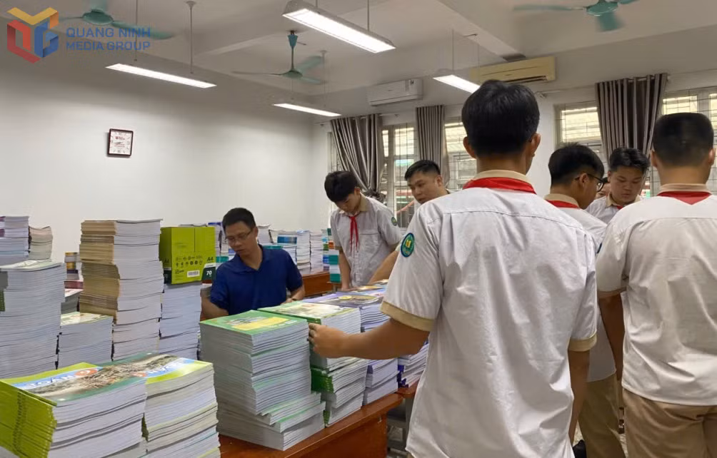 Học sinh khối 12 Trường TH-THCS-THPT Văn Lang (phường Hồng Gai) nhận sách giáo khoa miễn phí.