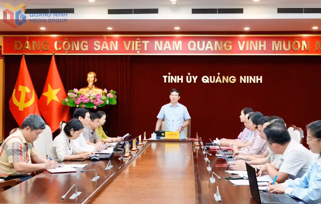 Đồng chí Vũ Quyết Tiến, Phó Bí thư Tỉnh ủy, Chủ tịch Ủy ban MTTQ tỉnh phát biểu chỉ đạo tại cuộc họp.