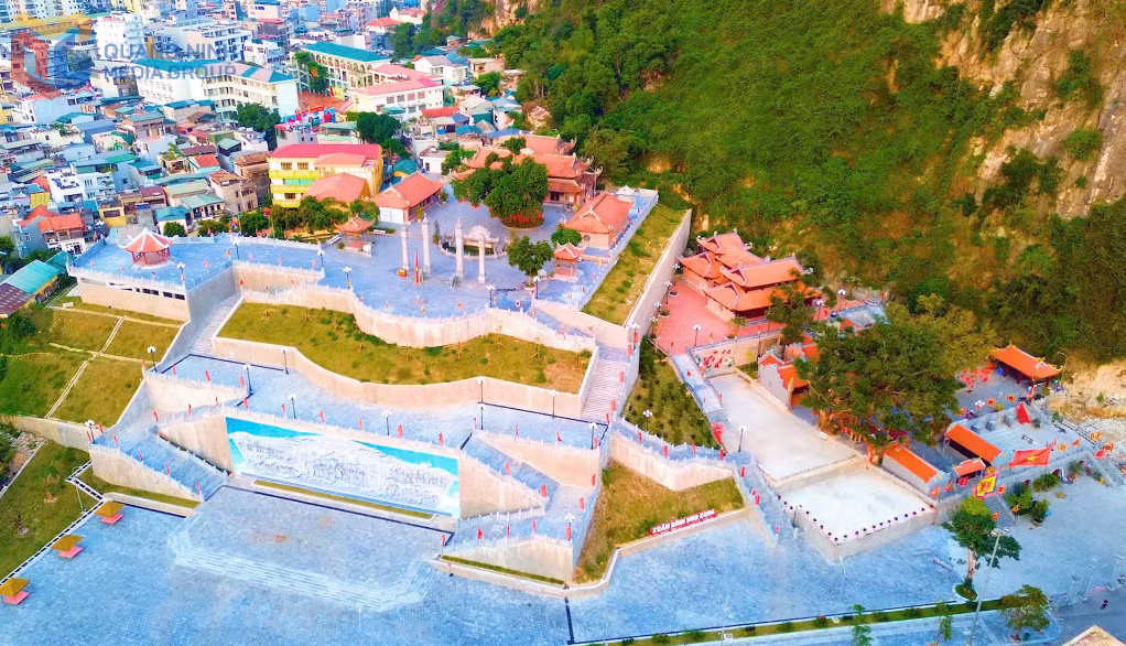 “Hồng Gai - Hành trình trải nghiệm văn hóa” là hành trình hấp dẫn với việc khám phá không gian Quần thể di tích núi Bài Thơ và đền thờ Đức Ông Trần Quốc Nghiễn bên bờ vịnh Hạ Long.