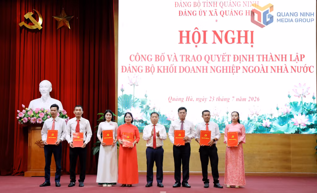 Đảng ủy xã Quảng Hà trao Quyết định thành lập Đảng bộ Khối doanh nghiệp ngoài Nhà nước.