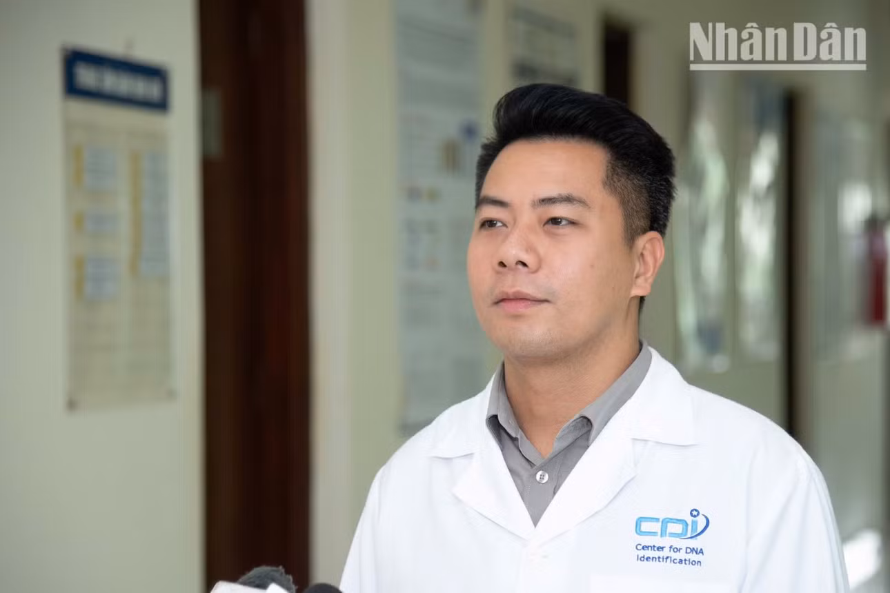 Ông Trần Trung Thành, Giám đốc Trung tâm giám định ADN, chia sẻ về áp lực khi phải hoàn thành giám định hơn 6.600 mẫu trong thời gian ngắn, coi đây là nhiệm vụ nặng nề nhưng cao quý và nhân văn.