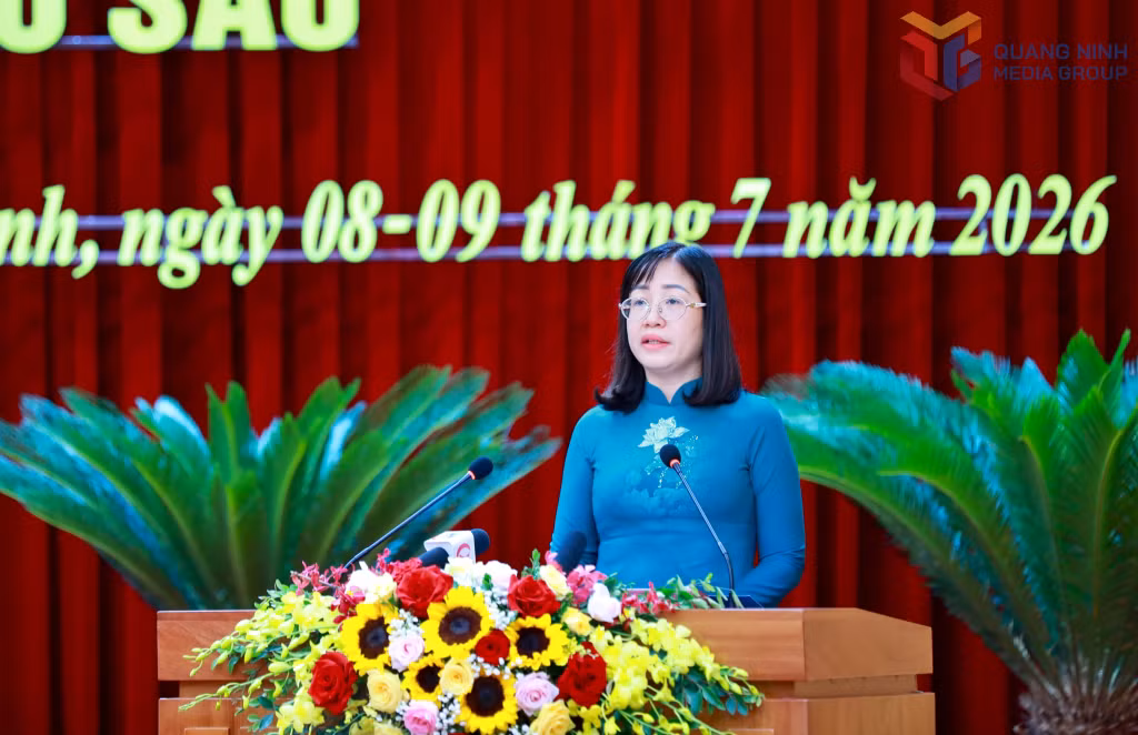 Đồng chí Nguyễn Thị Huệ, Giám đốc Sở Tư pháp, trình bày tờ trình.