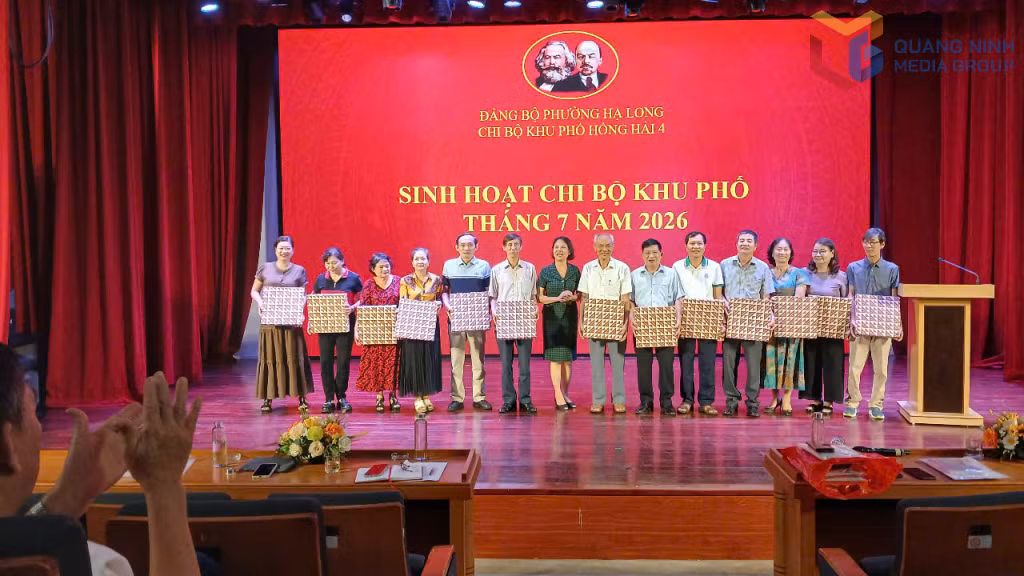 Chi bộ khu Hồng Hải 4 tặng quà tri ân các đồng chí thôi không tham gia cấp ủy.