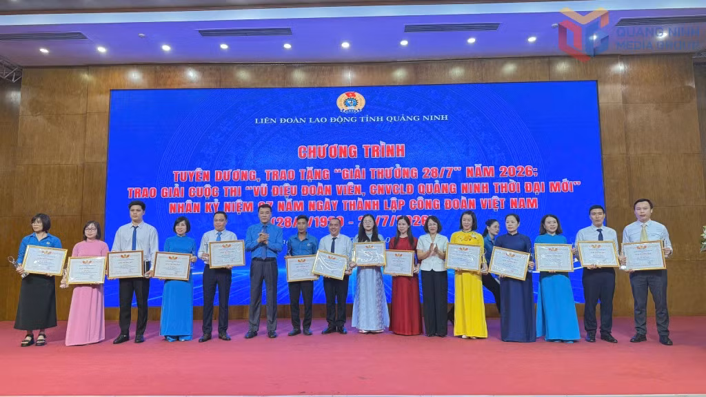Lãnh đạo Ban Tuyên giáo và Dân vận Tỉnh uỷ và LĐLĐ tỉnh trao tặng bằng khen cho các chủ tịch, phó chủ tịch công đoàn cơ sở.