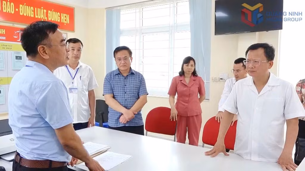 Đồng chí Cao Tường Huy, Bí thư Đảng uỷ, Chủ tịch HĐND đặc khu Vân Đồn chỉ đạo, xử lý công việc tại cơ sở.