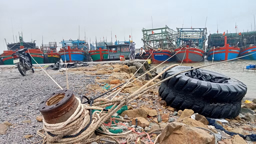 Tàu thuyền neo đậu tại khu vực cảng Ghềnh Võ, xã Quảng Hà.