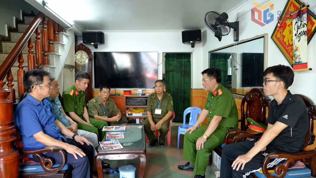 Công an phường Hà Lầm phối hợp cùng cán bộ khu phố tuyên truyền, vận động nhân dân trên địa bàn tích cực tham gia phòng chống ma túy.