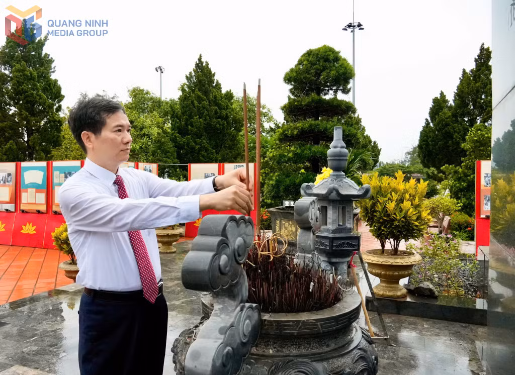 Đồng chí Vũ Quyết Tiến, Phó Bí thư Tỉnh ủy, Chủ tịch Ủy ban MTTQ tỉnh, dâng hương tại Di tích quốc gia đặc biệt Khu lưu niệm Chủ tịch Hồ Chí Minh trên đảo Cô Tô.