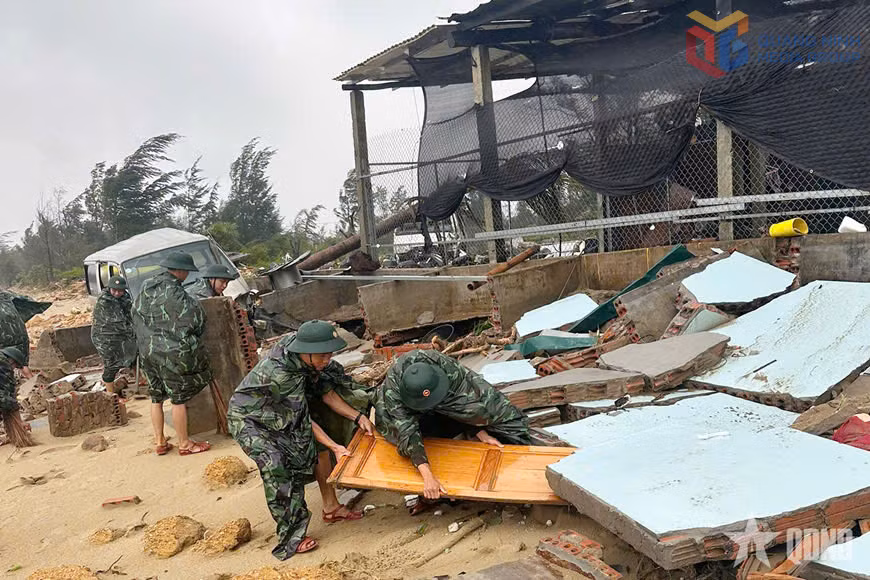 Cán bộ, chiến sĩ Bộ CHQS tỉnh tham gia giúp dân khắc phục hậu quả của cơn bão số 1 (Maysak).