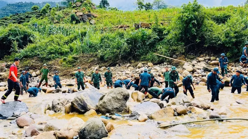 Lực lượng cứu hộ địa phương tổ chức tìm kiếm nạn nhân.