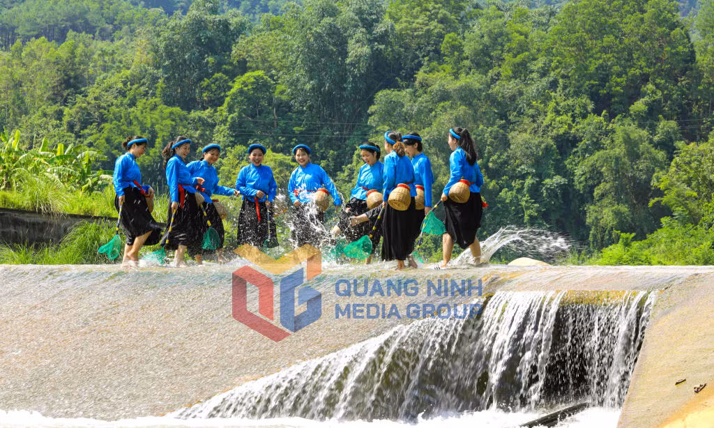 Đi hội. Ảnh: Dương Phượng Đại