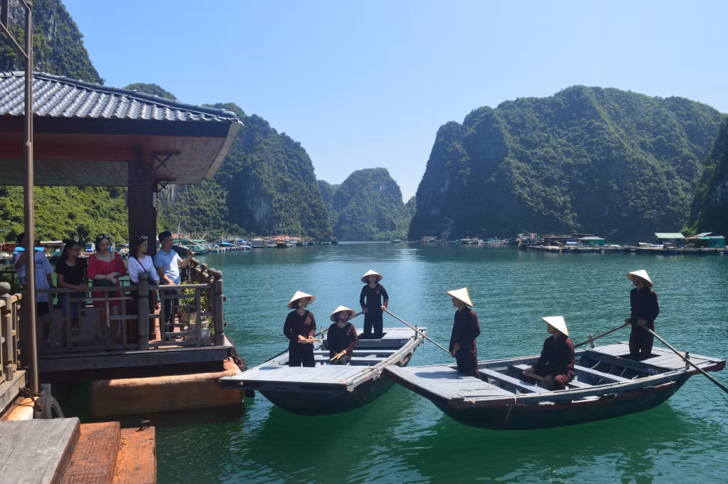 Du khách nghe hát giao duyên trên Vịnh Hạ Long tại Trung tâm văn hóa nổi Cửa Vạn.