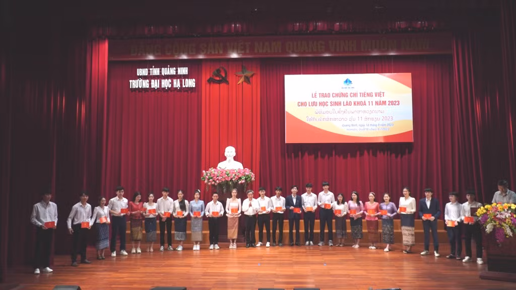 Trường Đại học Hạ Long trao chứng chỉ tiếng Việt cho các lưu học sinh Lào.