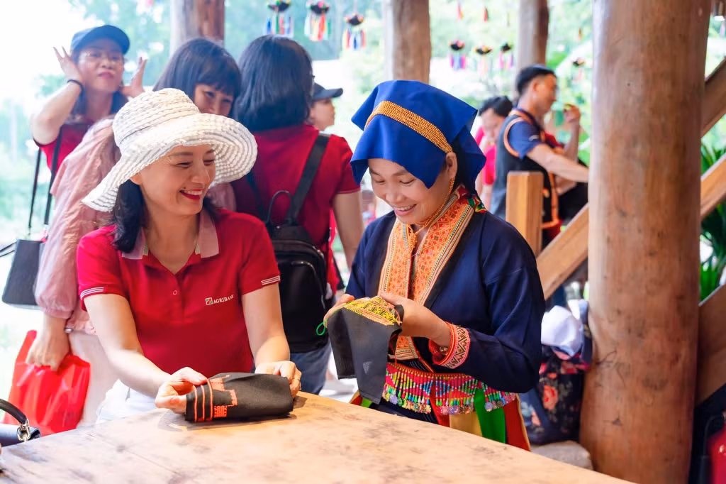 Du khách thích thú khi tìm hiểu cuộc sống của đồng bào người Dao tại Khu du lịch cộng đồng Kỳ Thượng Am Váp Farm (TP Hạ Long). Ảnh do đơn vị cung cấp