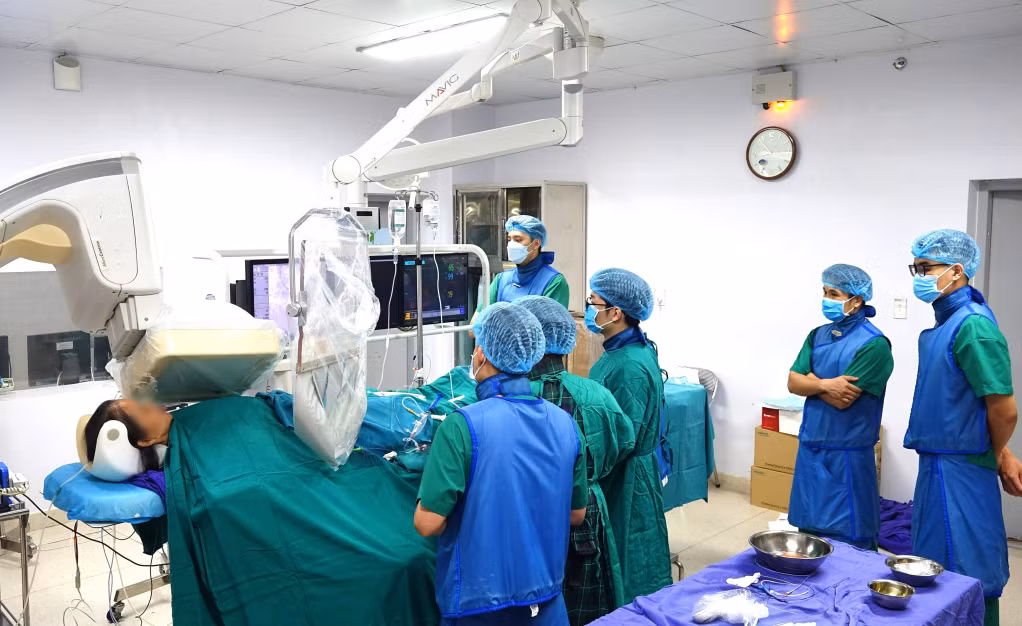 Các bác sĩ khoa Tim mạch, Bệnh viện Bãi Cháy thực hiện đặt stent động mạch vành cho người bệnh.
