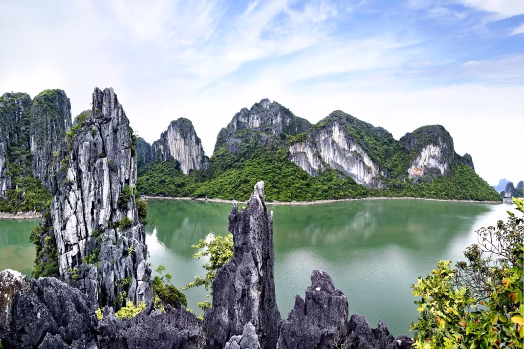 NSNA Đỗ Giang tìm cho mình lối đi riêng khi chụp ảnh Vịnh Hạ Long.
