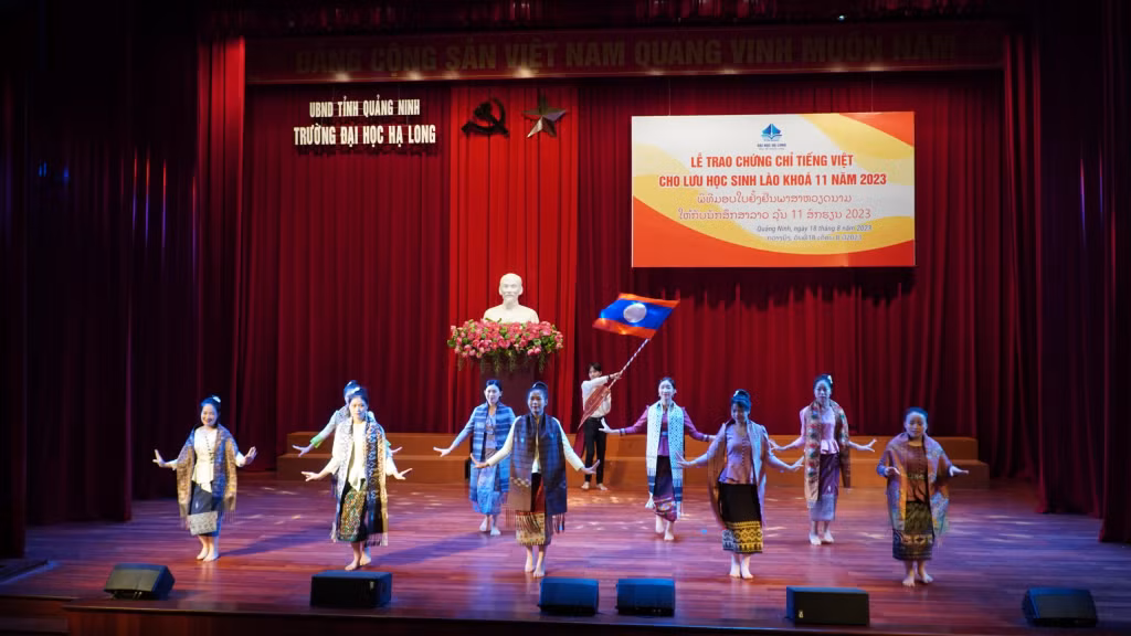 Tiết mục văn nghệ do các lưu học sinh Lào K11 thể hiện.