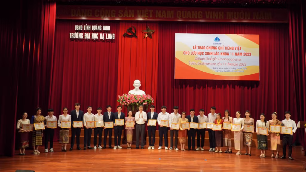 Trường Đại học Hạ Long tặng giấy khen cho các lưu học sinh Lào K11 đạt thành tích cao trong học tập.
