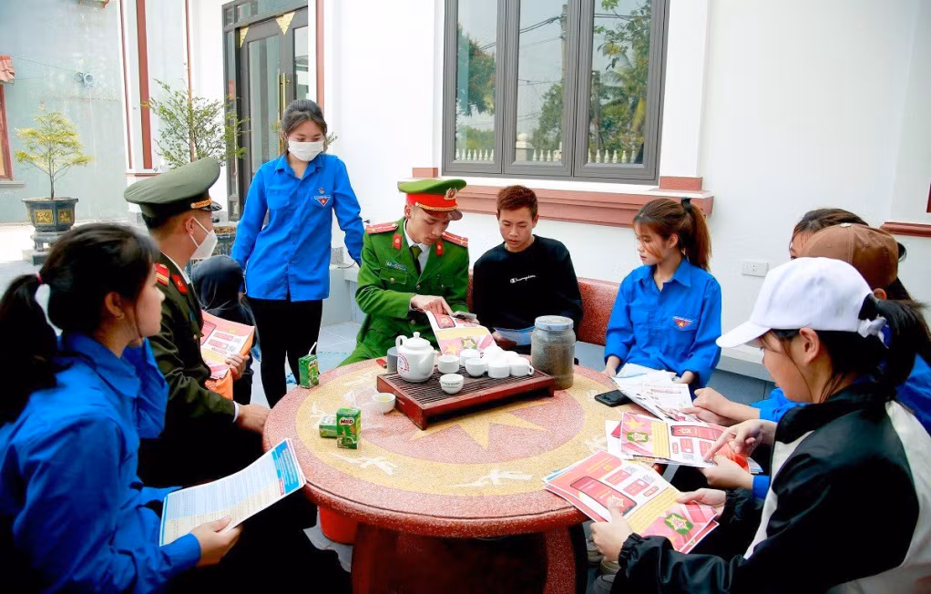Công an huyện và Đoàn thanh niên hướng dẫn cài đặt ứng dụng tài khoản định danh điện tử - VNeID cho người dân xã Đồng Rui.